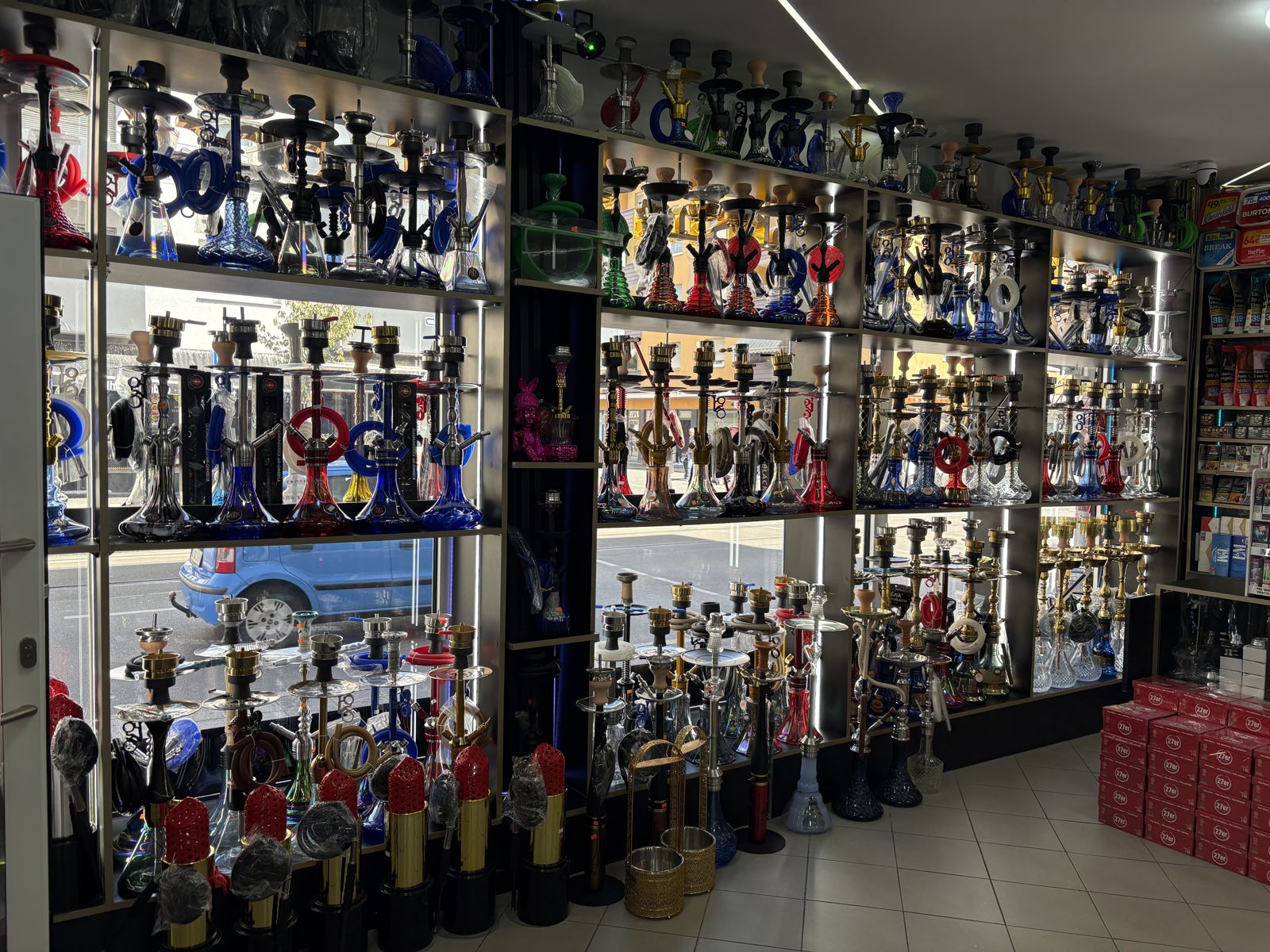 Wand voller Wasserpfeifen im Laden